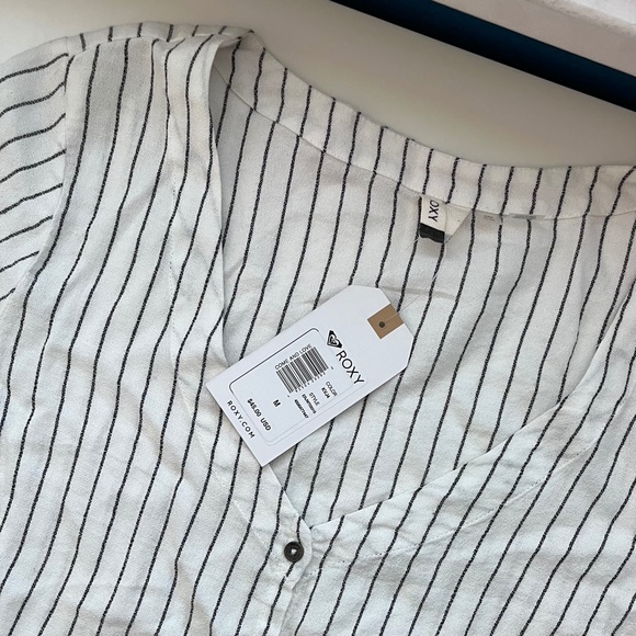 NWT - Roxy V-Neck Short Sleeve Button Front Shirt - Size M - Picture 6 of 8